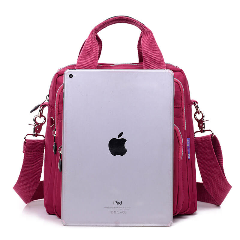 Hverdags crossbody-veske i lett nylon, stilren og funksjonell for den moderne dame.