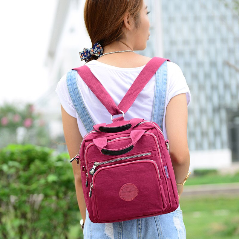 Vannavstøtende nylon crossbody, perfekt som lettvekts reise- eller hverdagsveske.