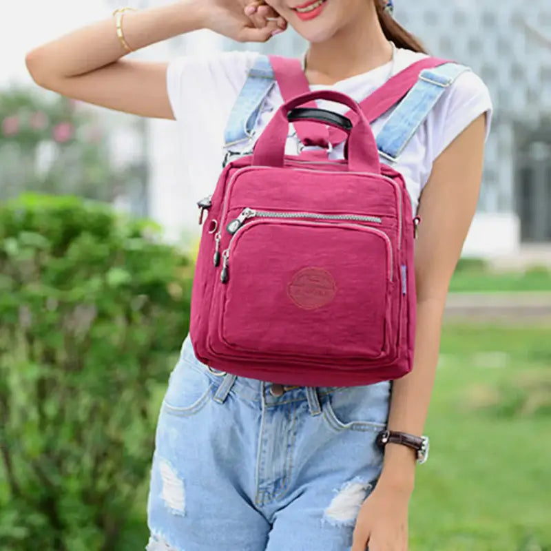 Moderne dame crossbody-veske i lett nylon, praktisk med god plass til det viktigste.