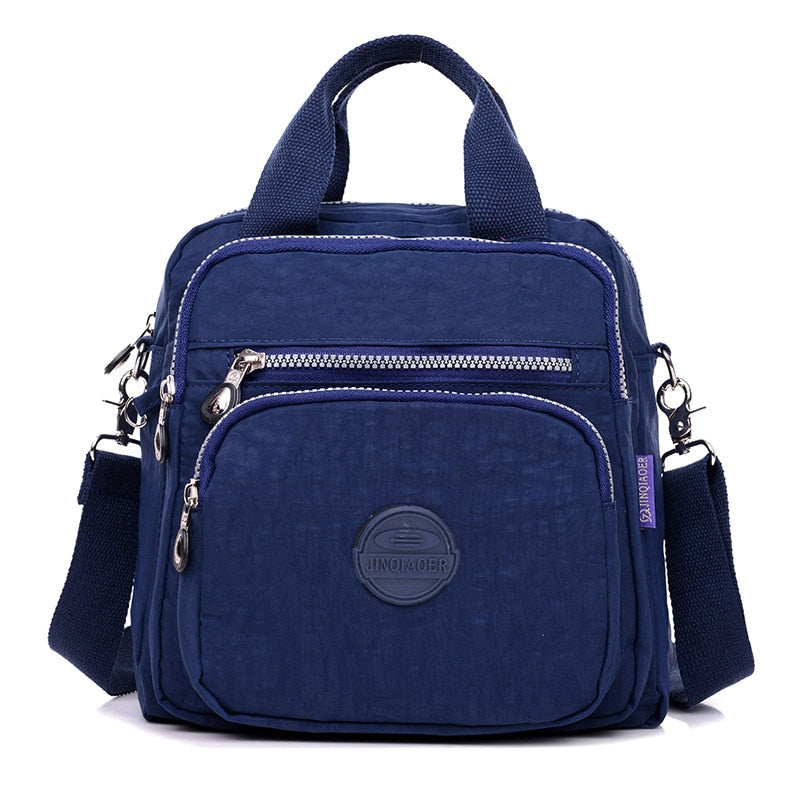 Praktisk reiseveske i lett nylon, som crossbody med mange nyttige lommer.