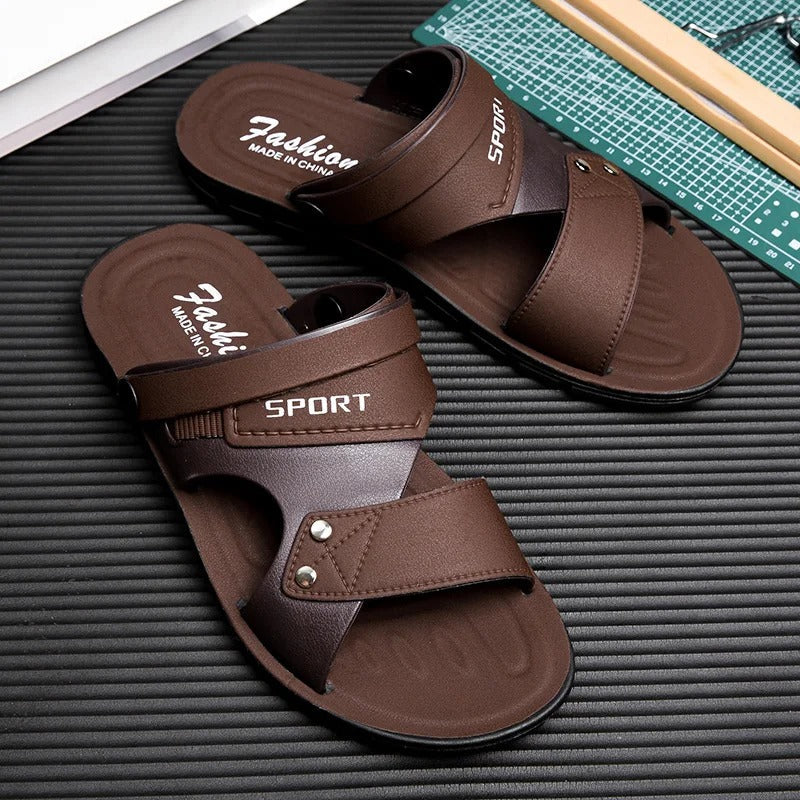 Grå sommersandaler for menn, med lett såle og enkel slip-on funksjon for fritid og strand.