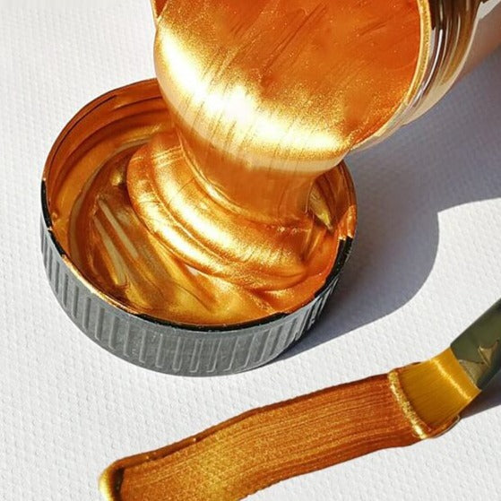 Person som maler med metallisk akrylmaling: Engasjerende for kreative prosjekter og håndverk.