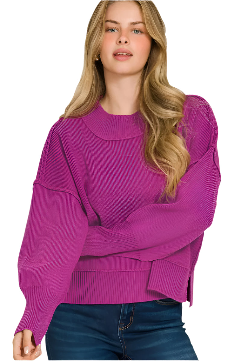 Lilla ribbestrikket damegenser med vid hals og drop shoulder. Oversized passform, komfortabel og moderne stil.