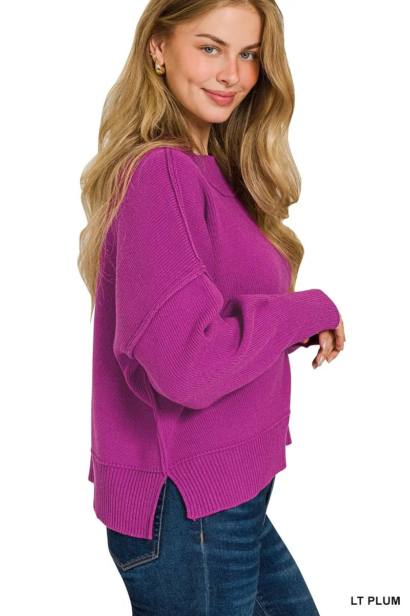 Komfortabel oversized lilla damegenser. Ribbestrikket med vid hals og drop shoulder for en moderne, avslappet look.