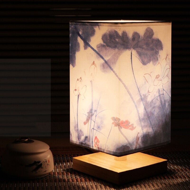 Skandinavisk bordlampe med minimalistisk design. Perfekt nattbordslampe for stemningsfull belysning.