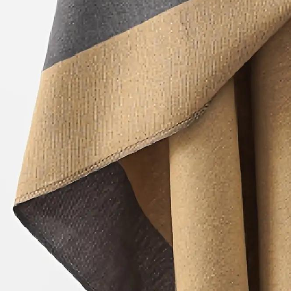 Svart-grå kvinne poncho i luksuriøst design, stilig og komfortabel for en chic lag-på-lag look i kjølig vær.