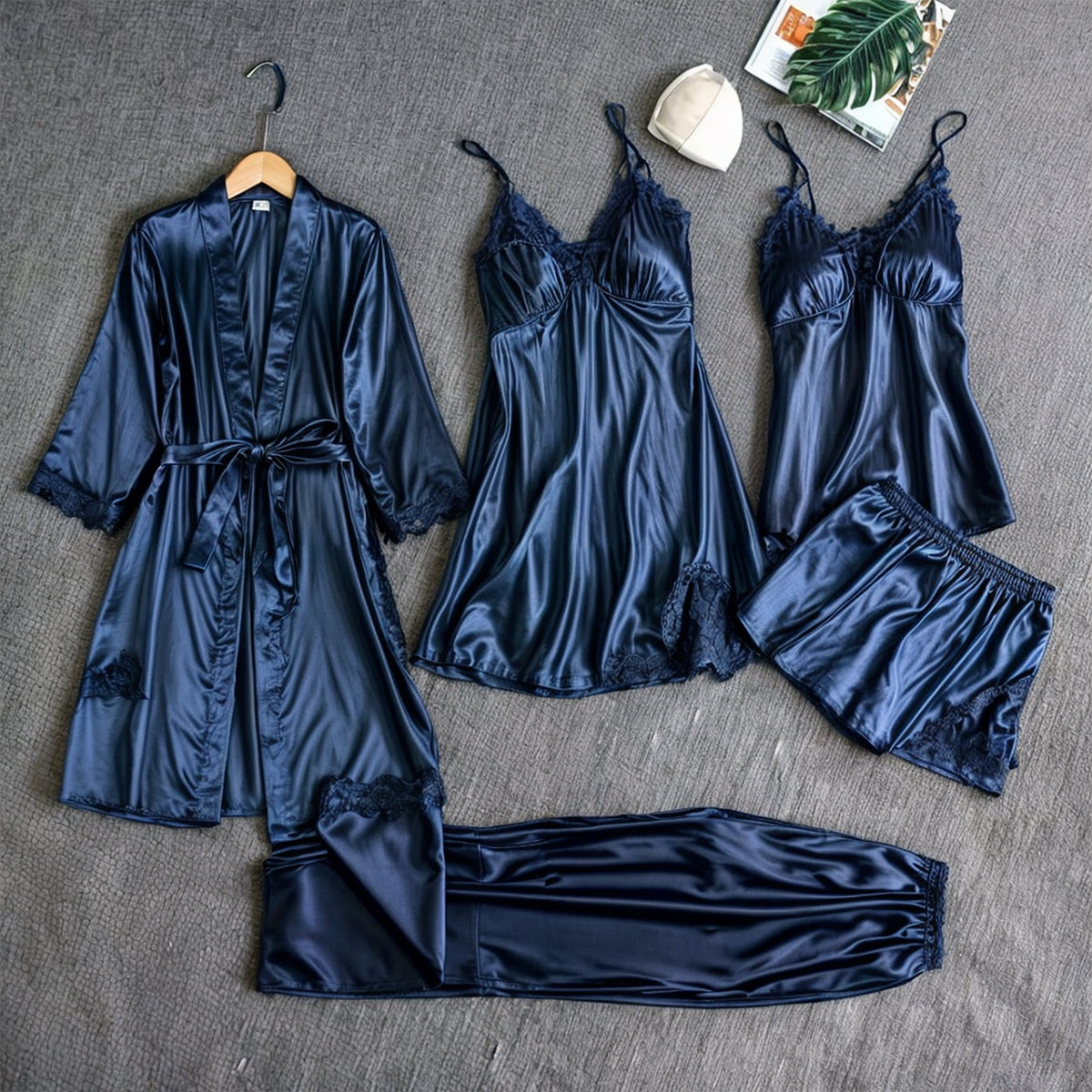 Komplett 5-i-1 pyjamas-sett med morgenkåpe, topp, shorts, nattkjole, for variert luksus og komfort.