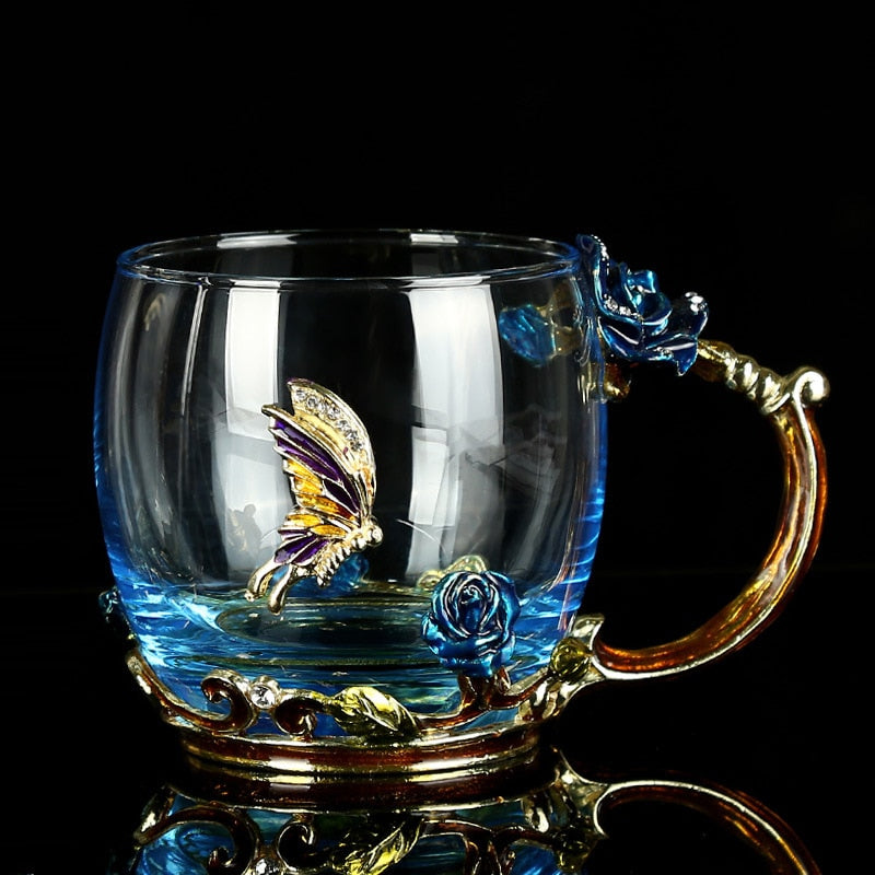 Håndlaget krystallkrus med delikat blå rose, et unikt glasskrus for luksuriøs borddekking.