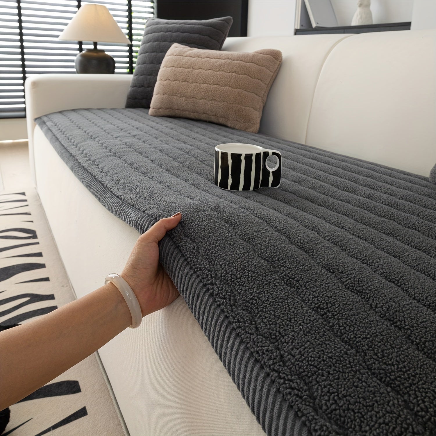 Stilfullt og komfortabelt sofatrekk for moderne stueinnredning. Beskytter møbler.
