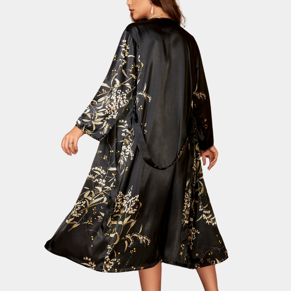 Elegant todelt nattøysett for kvinner, designet for sommer og vår. Luksuriøs pyjamas i myke stoffer.
