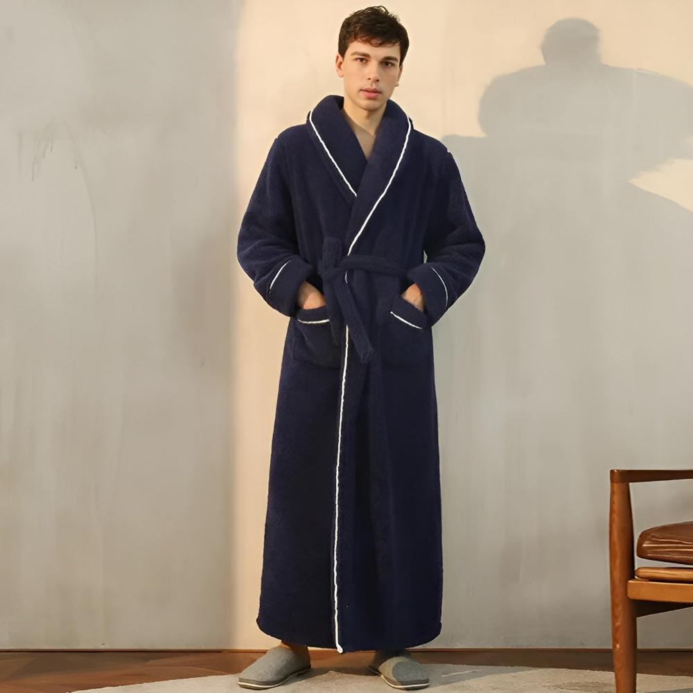 Morgenkåpe i varm korallfleece, unisex modell for luksuriøse morgenstunder og kveldsavslapning.