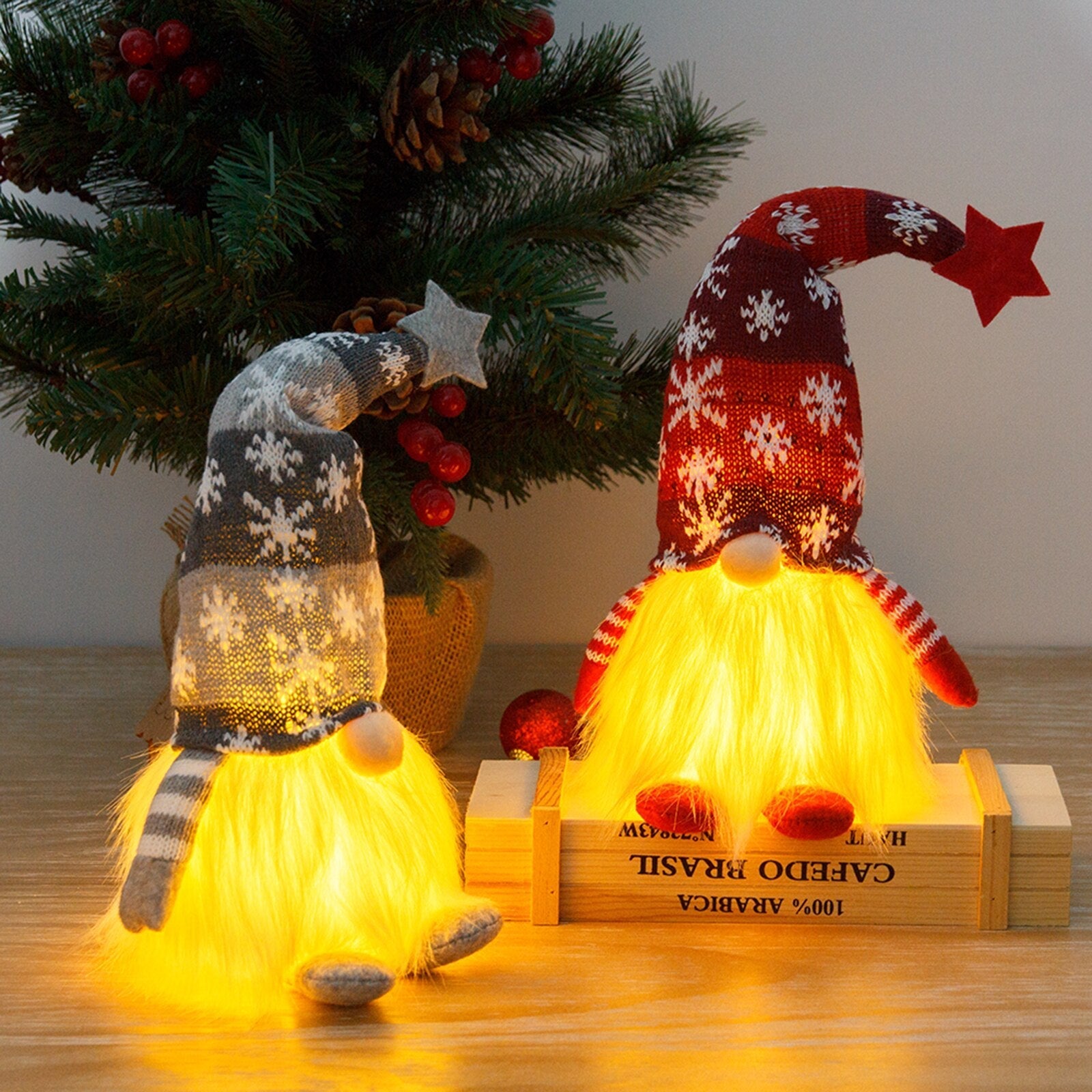 Festlig nisse med varmt lys, perfekt julepynt til hjemmet.