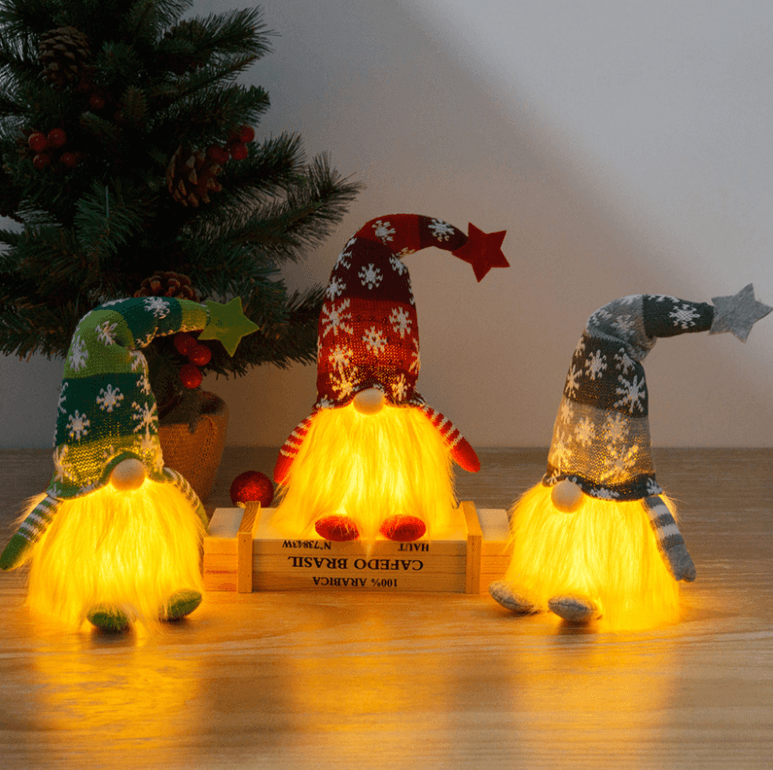 Festlig julegnom med LED-lys, en sjarmerende detalj til julen.