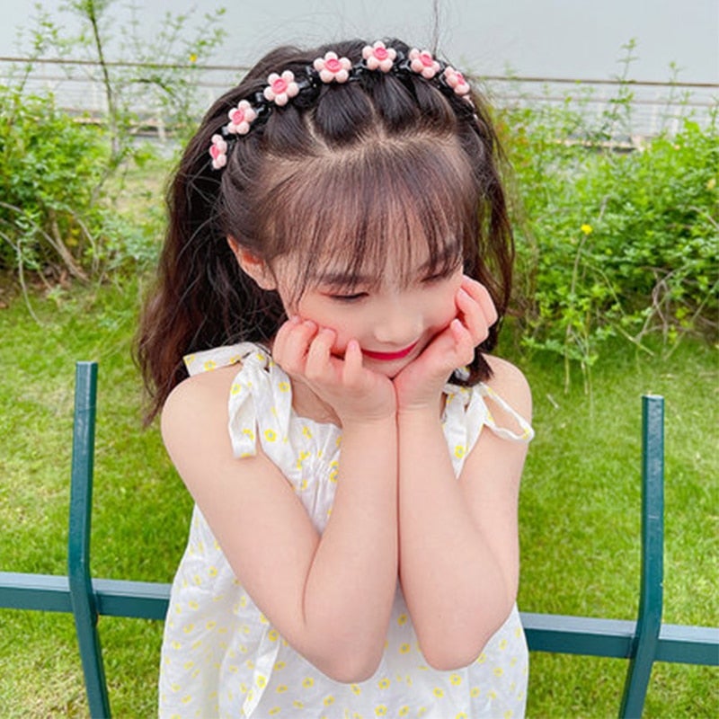 Kinderaccessoires: Prinzessin-Haarspangen-Set auf rosa Hintergrund, hübscher Haarschmuck