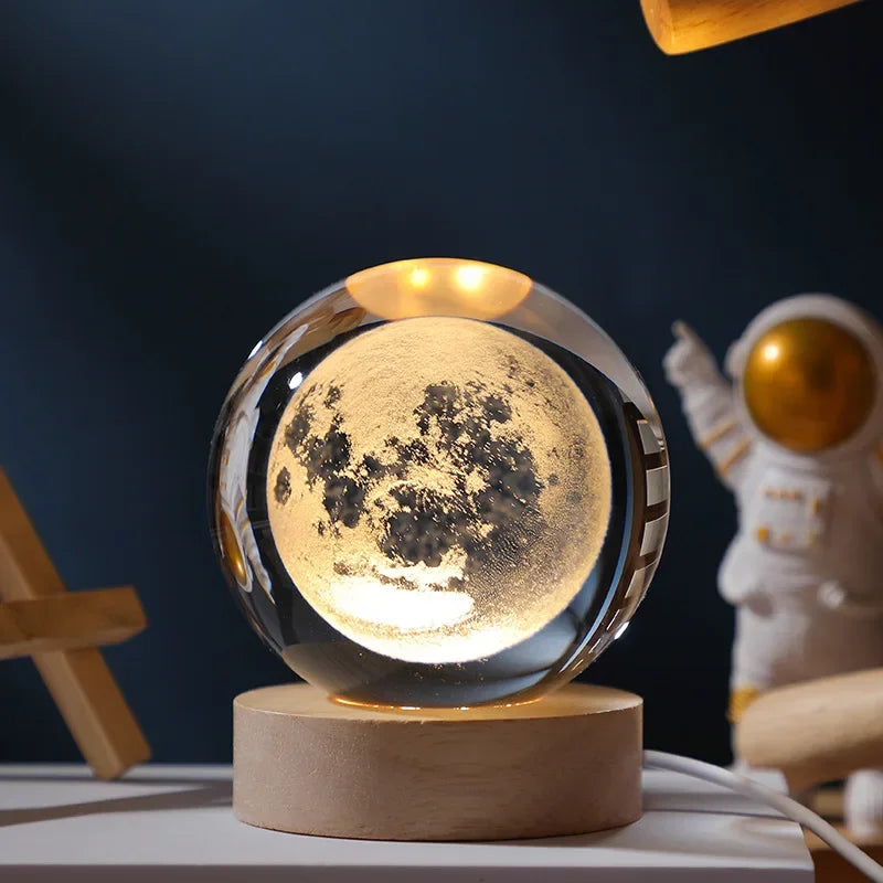 Kosmisk design: Månekrystallkule LED-lampe, flott som gave og dekorasjon.