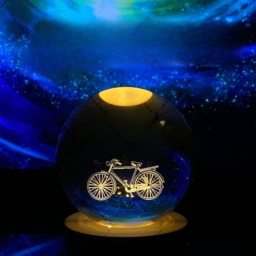 Unik design: Månekrystallkule bordlampe med varmt LED-lys, et blikkfang.