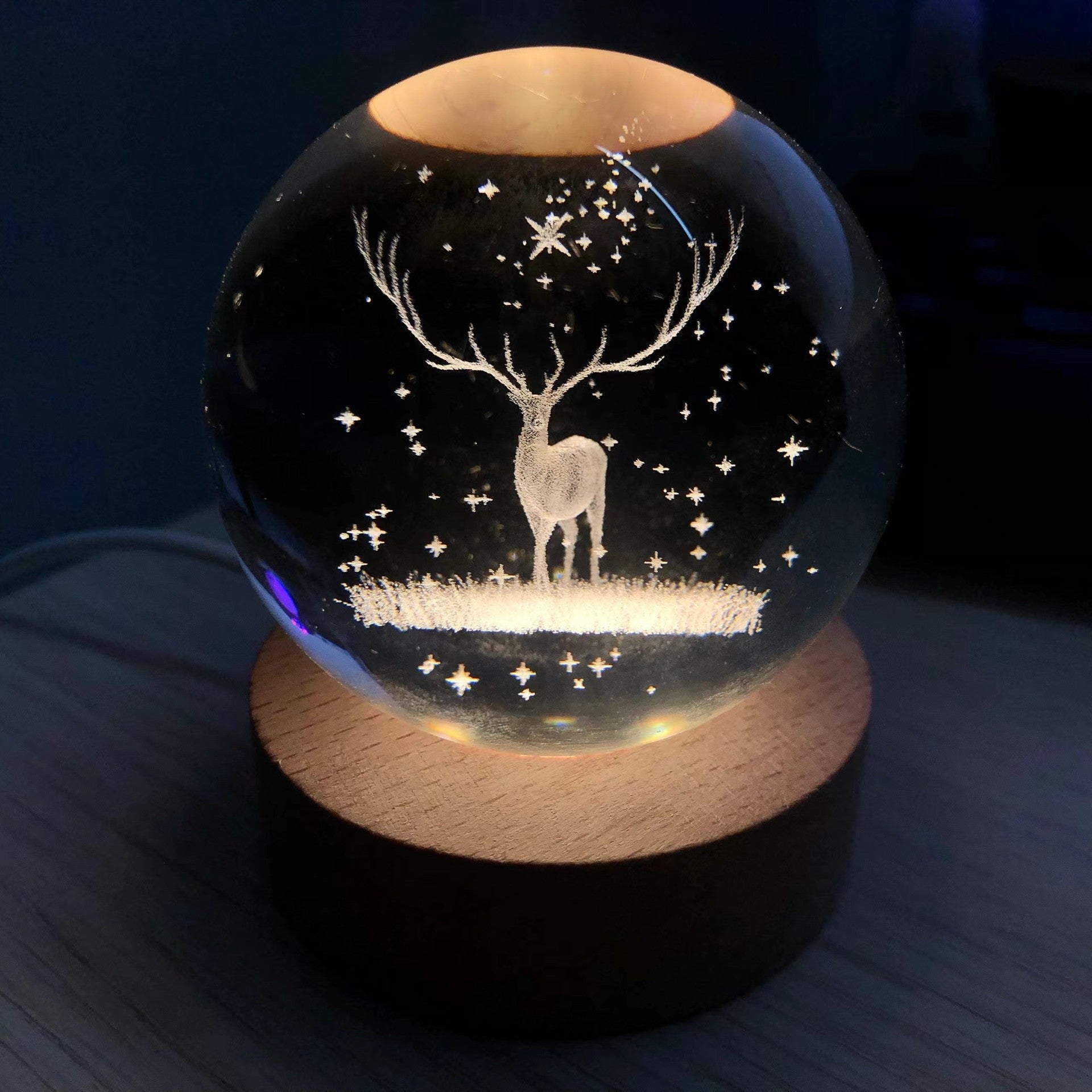 Elegant interiørdetalj: Månekrystallkule bordlampe med myk LED-belysning.
