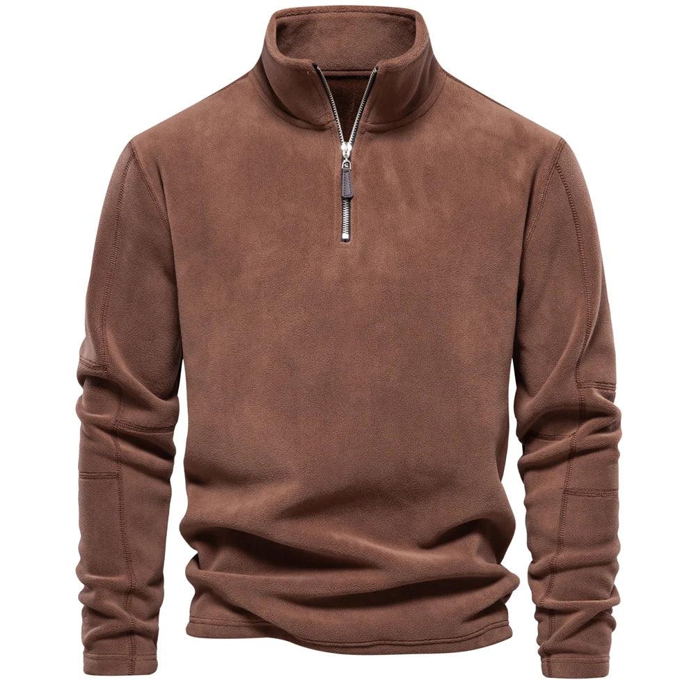 Herrejakke i fleece med hel glidelås og funksjonell vendbar krage. Optimal komfort til utendørsbruk.
