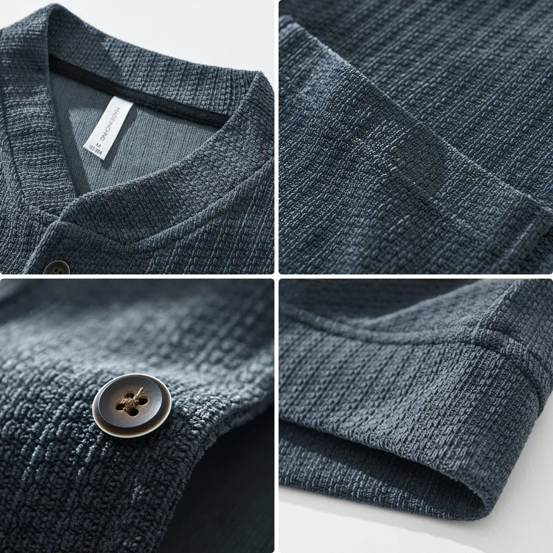 Frontbilde av en allsidig teksturert herre cardigan. Perfekt for lag-på-lag, høstmote og hverdagskomfort.