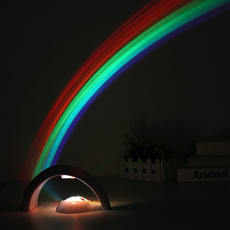 Regnbue projektorlampe lyser opp barnerommet med magiske farger. Perfekt som stemningsfullt nattlys.
