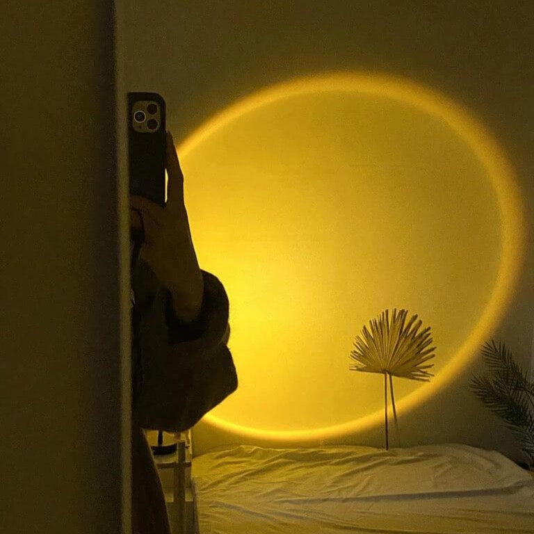 Stemningsfull solnedgangslampe med LED og fjernkontroll for justerbart farget lys og hyggelig hjem.