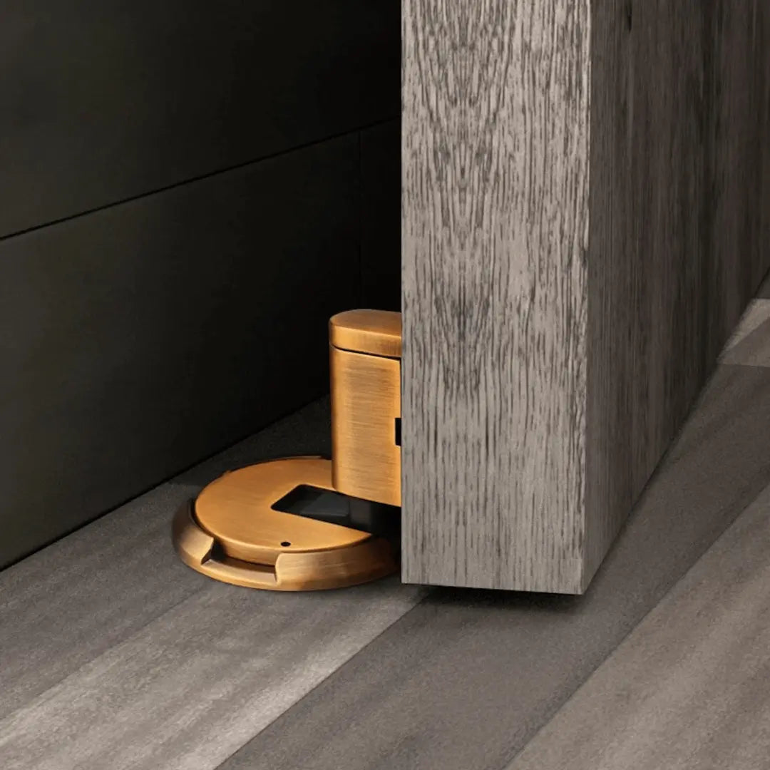 Svart magnetisk dørstopper for vegg eller gulv. Enkel montering uten boring for innendørs bruk.