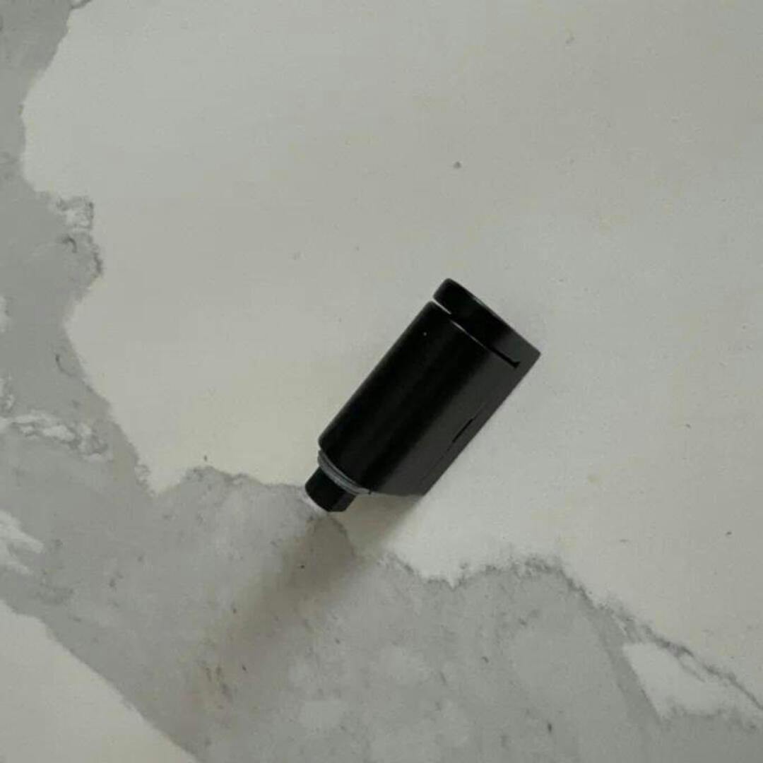 Praktisk magnetisk dørstopper for barnevennlige hjem. Rask installasjon uten å bore i veggen.