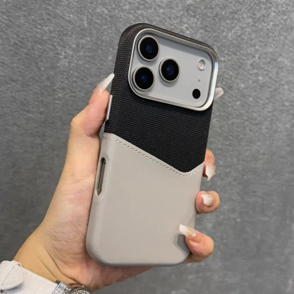 Åpent magnetisk iPhone deksel med kortlomme, viser mykt fôr og robust beskyttelse for mobilen din.
