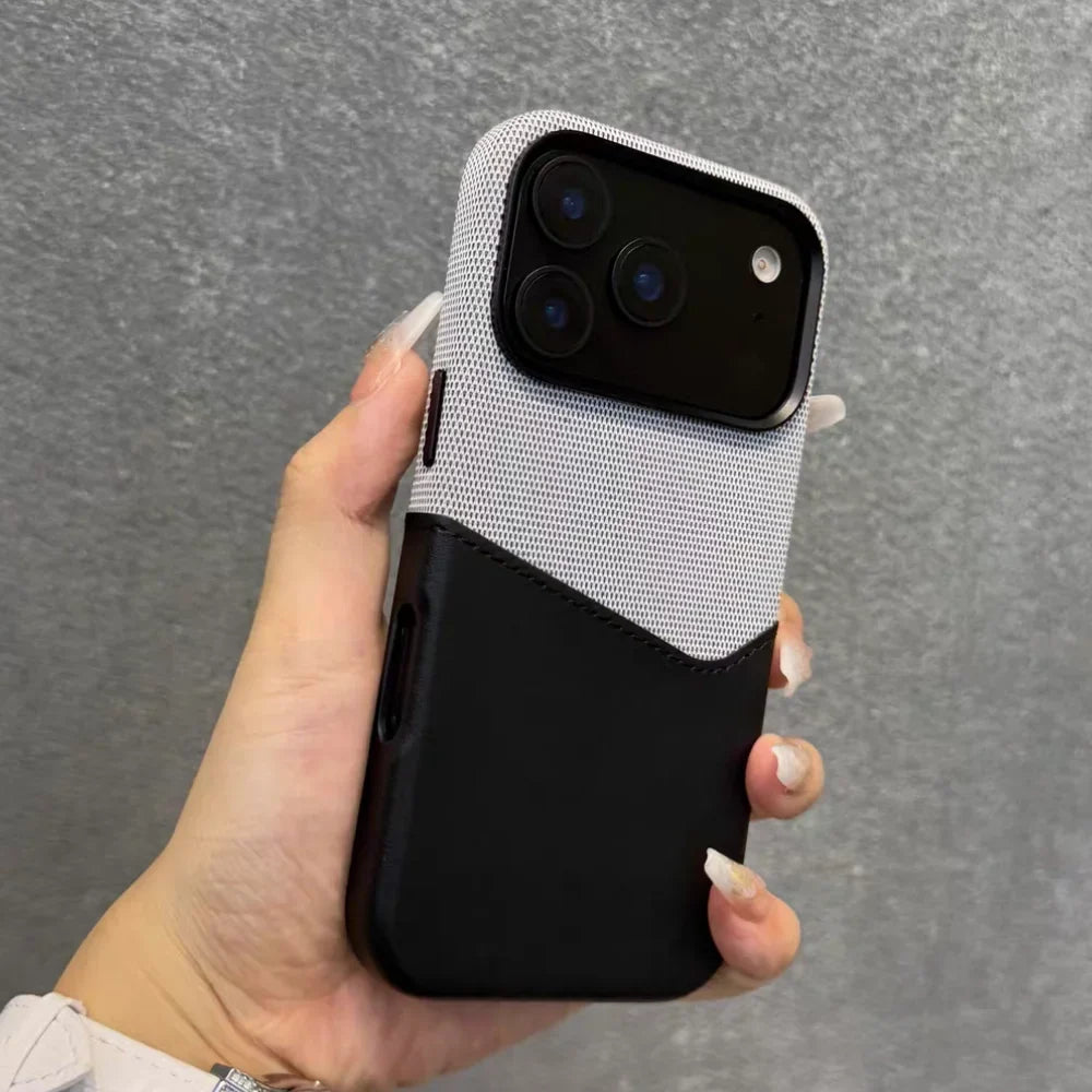 Magnetisk iPhone deksel med kortlomme, presentert fra en vinkel som viser både stil og funksjon.
