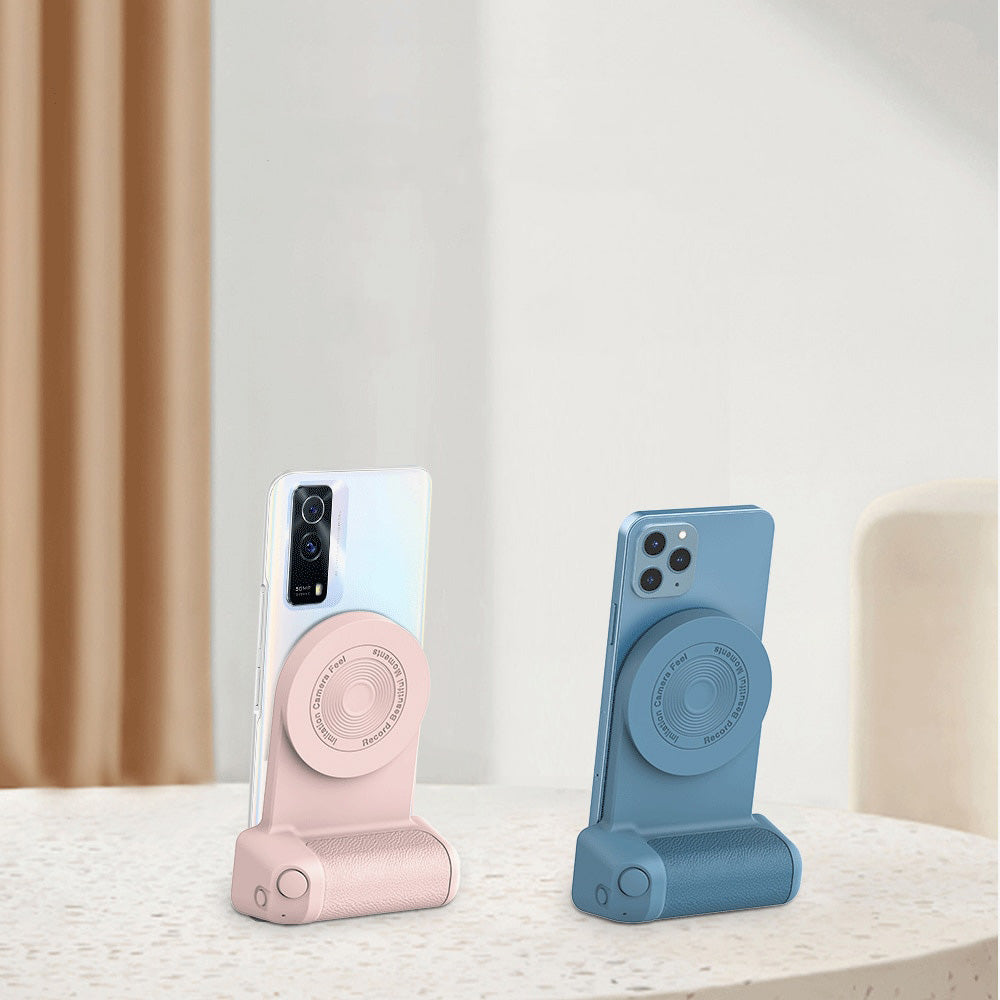 Magnetisk selfiebrakett for smarttelefon, vist fra siden. Den gir trådløs lading og er et allsidig reiseutstyr.