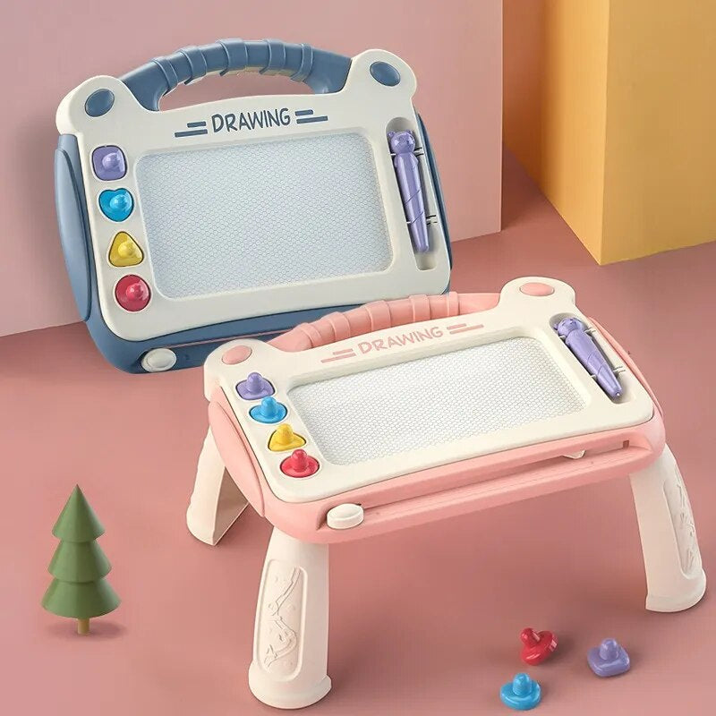 Et barn tegner glade figurer på et magnetisk tegnebrett, fremmer barnekunst og motorisk utvikling.