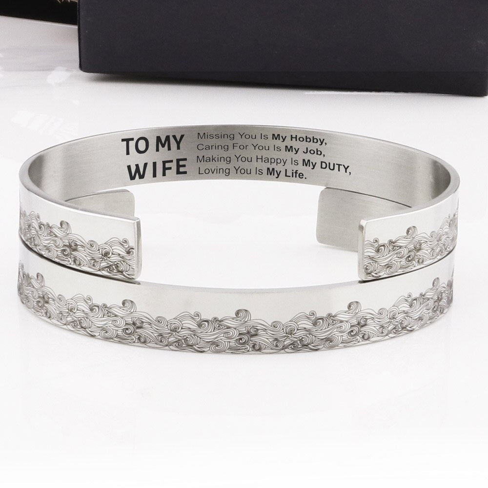 Romantisk jubileumsgave til kone: Dame mansjettarmbĂĽnd i rustfritt stĂĽl med personlig kjĂŚrlighetsbudskap.