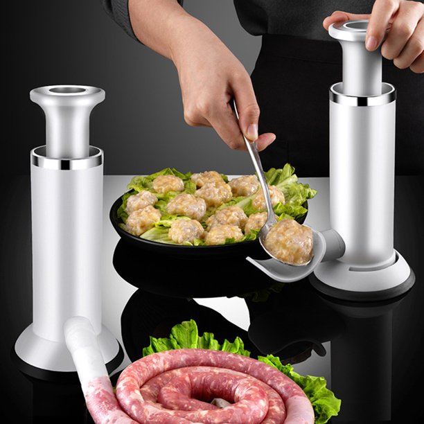 Wurstfüller im Einsatz: frische Wurstmasse wird in den Darm gefüllt, zeigt die Effizienz des Geräts.