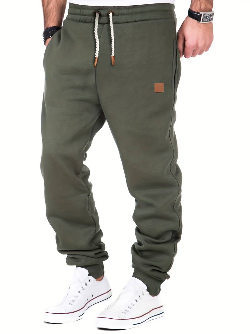 Marineblå herre joggebukse med løs passform for avslappet fritid, perfekt for vår og sommer.
