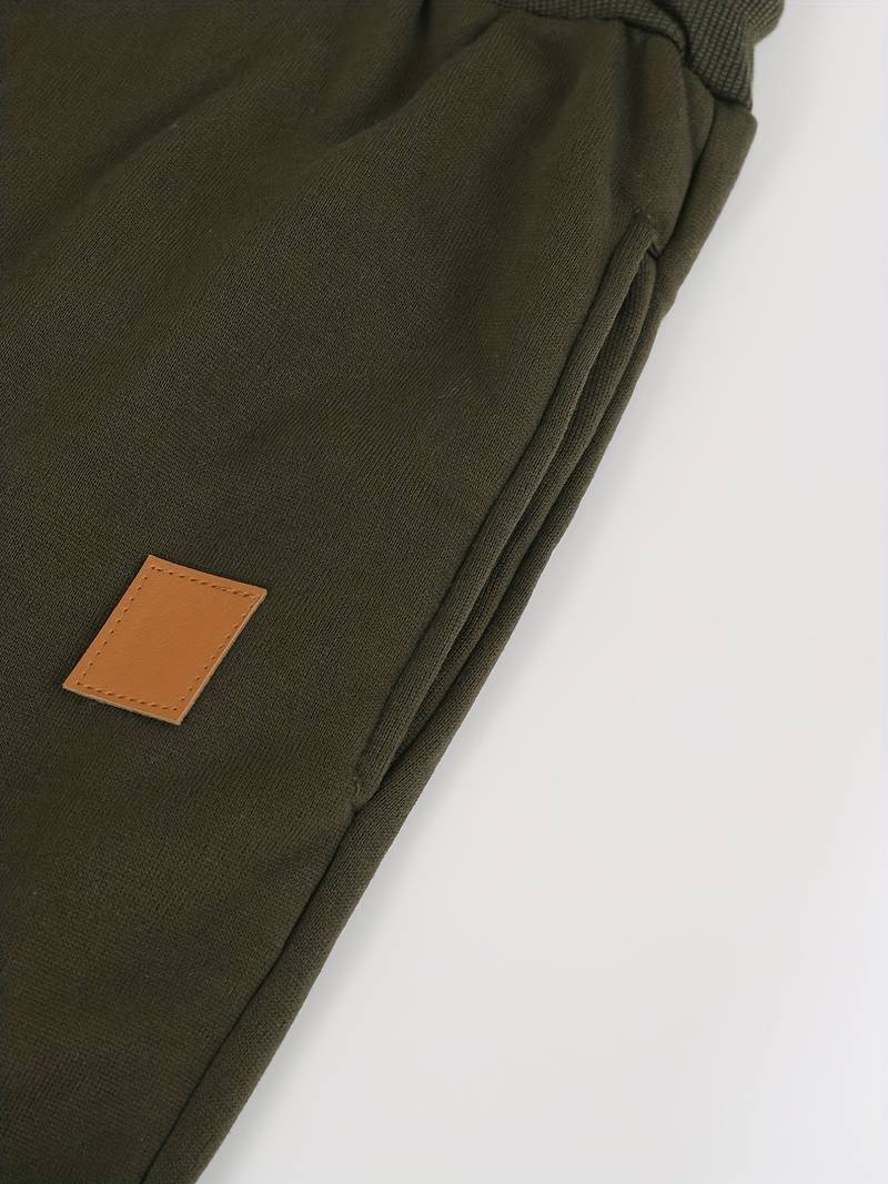Flat lay av marineblå, løstsittende herre joggebukse, klar til bruk for en avslappet hverdagsstil.