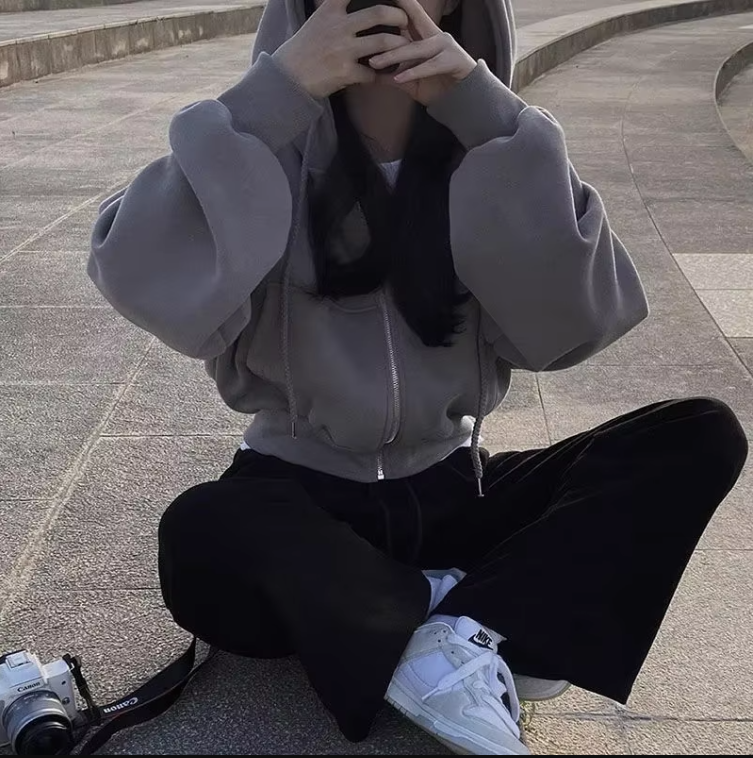 Stilig marineblå oversized crop top hettegenser til dame, gir både god stil og komfort i ett.