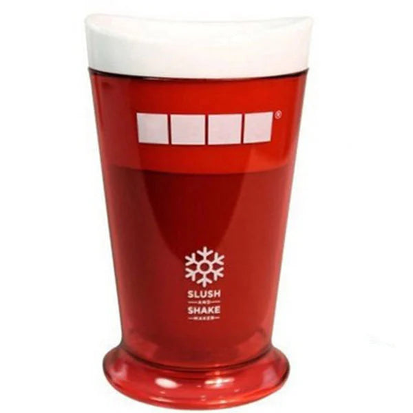 Heller frossen slush fra maskinen i glass. Raskt og enkelt å lage forfriskende sommerdrikker med dette kjøkkenutstyret.
