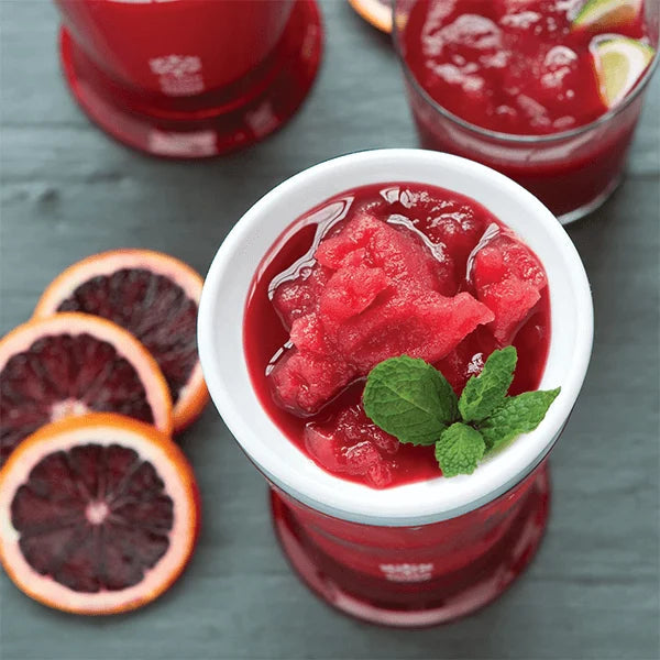 Slush- og milkshakemaskin med friske bær og ingredienser. Lag enkle, fargerike sommerdrikker forfriskende.