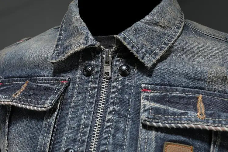 Stilig herre spijkerjakke med knapplukking i blå denim. En allsidig vår-/høstjakke som gir en tøff, klassisk look.