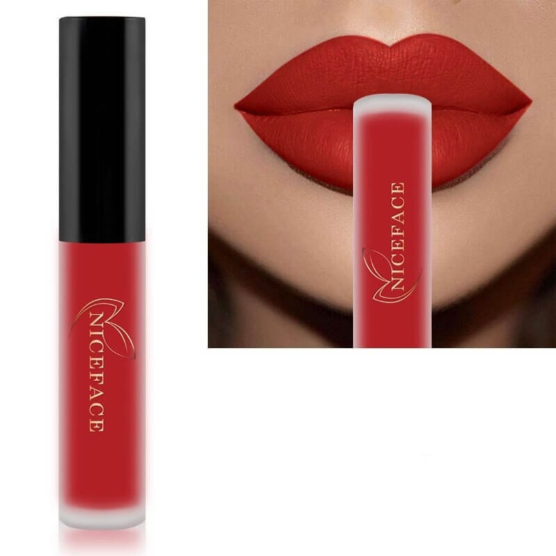 Frau im Profil mit aufgetragenem mattem flüssigem Lippenstift, Eleganz und Langlebigkeit