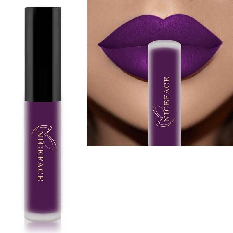 Lippen von oben: Matt flüssiger roter Lippenstift, ebenmäßiges und glattes Finish