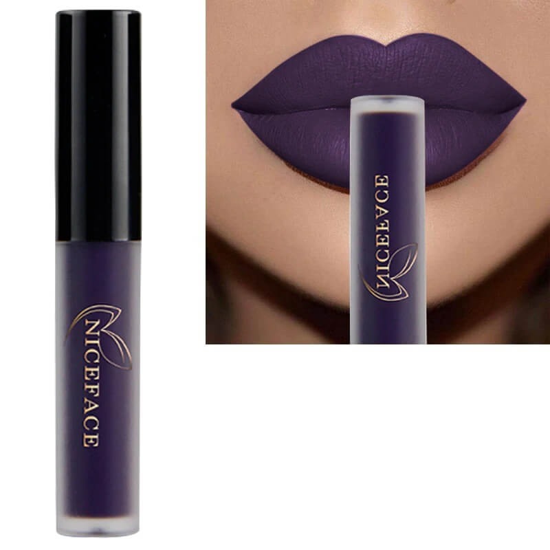 Frau im Büro mit langanhaltendem mattem flüssigem Lippenstift, behält Farbe den ganzen Tag