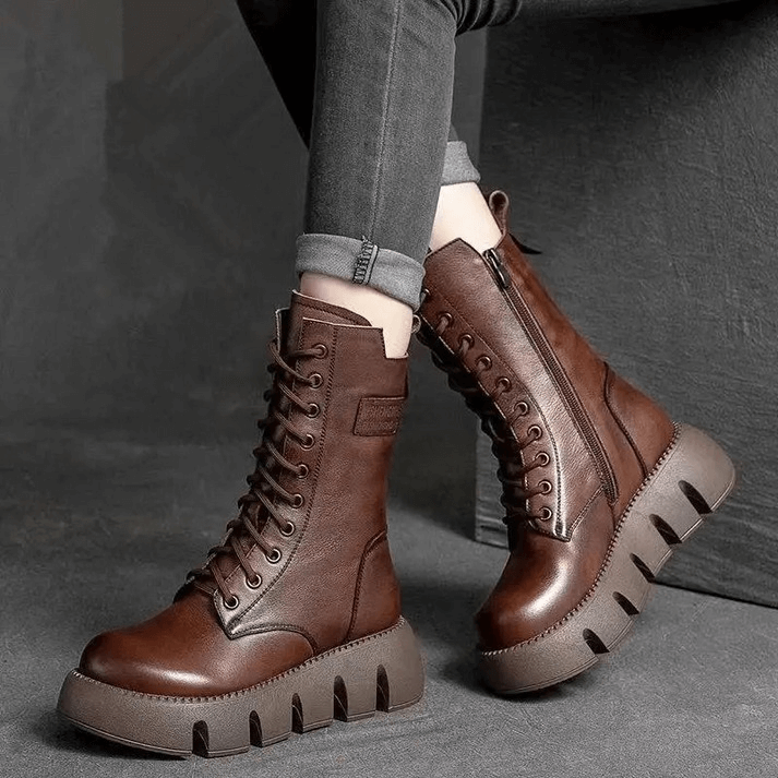 Trendy mellomhøye støvler for kvinner, robust design med markant chunky såle og snøring.