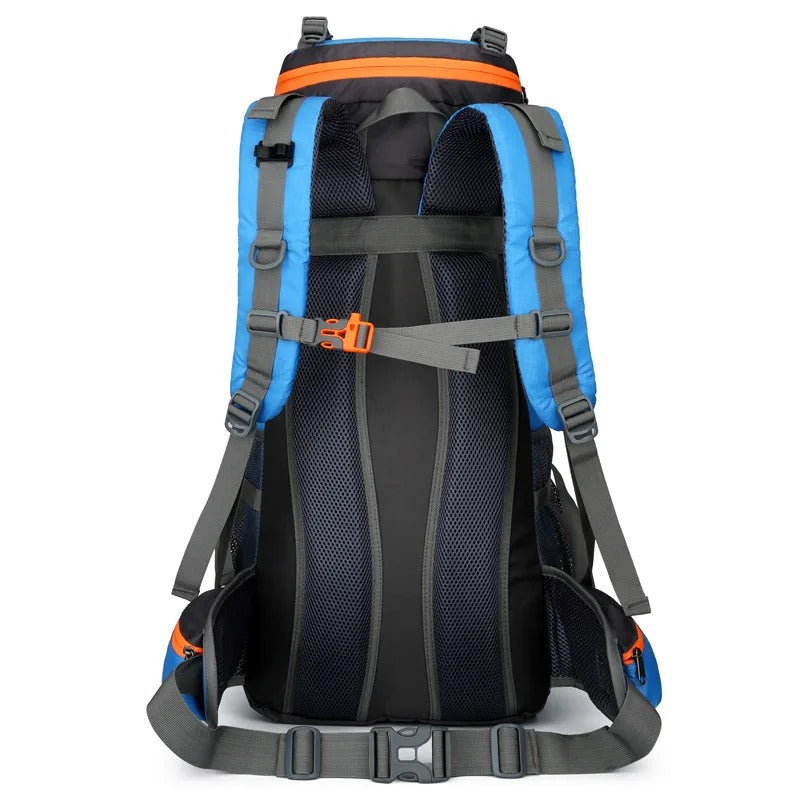 Bilde av 45L tursekk for menn i bruk, viser kapasitet og komfort for camping og friluftsopplevelser.