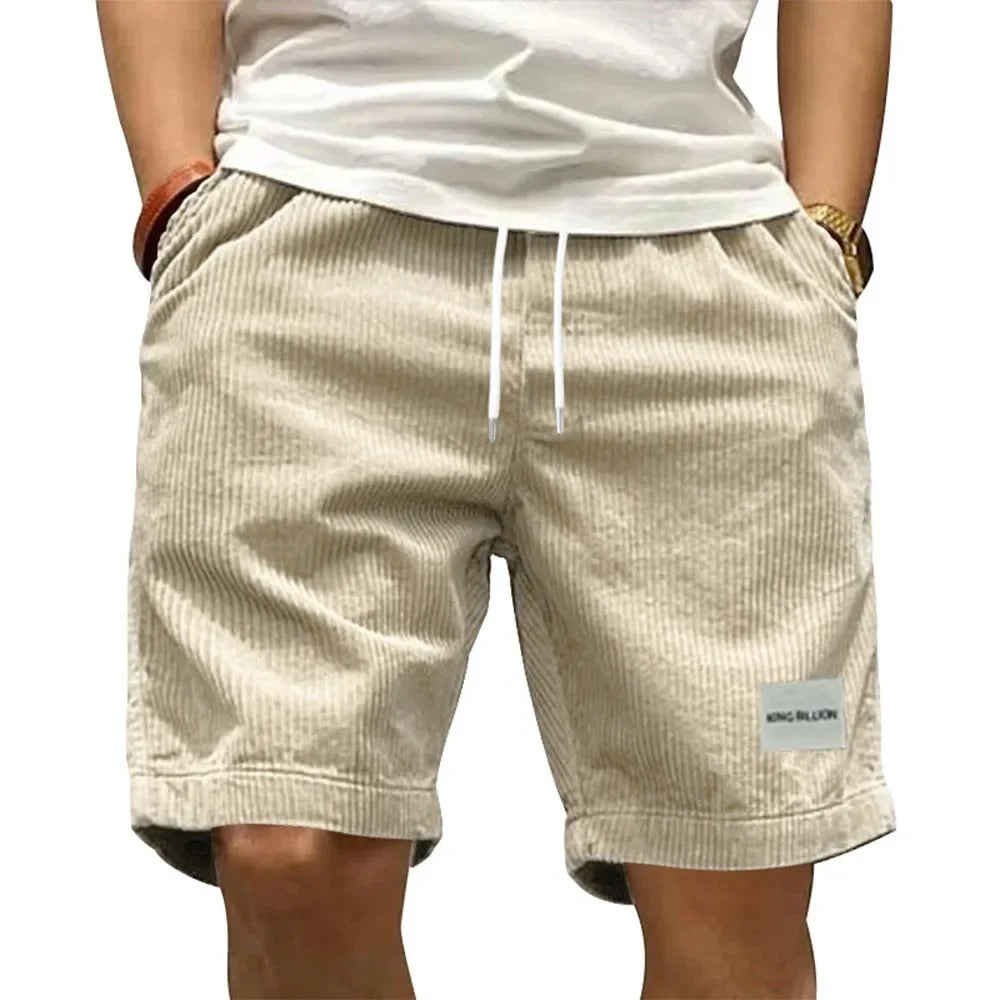 Modell iført uformelle menns corduroy cargoshorts for sommeren. Retro streetwear stil med komfort.