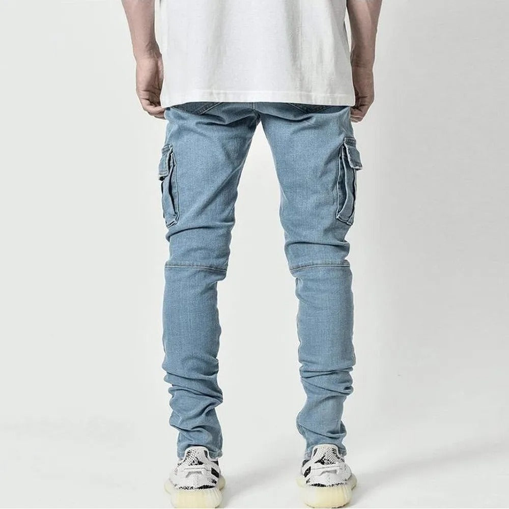 Moderne menns stretch jeans. Blå cargobukse i denim med elastikk og god passform for komfort og stil.