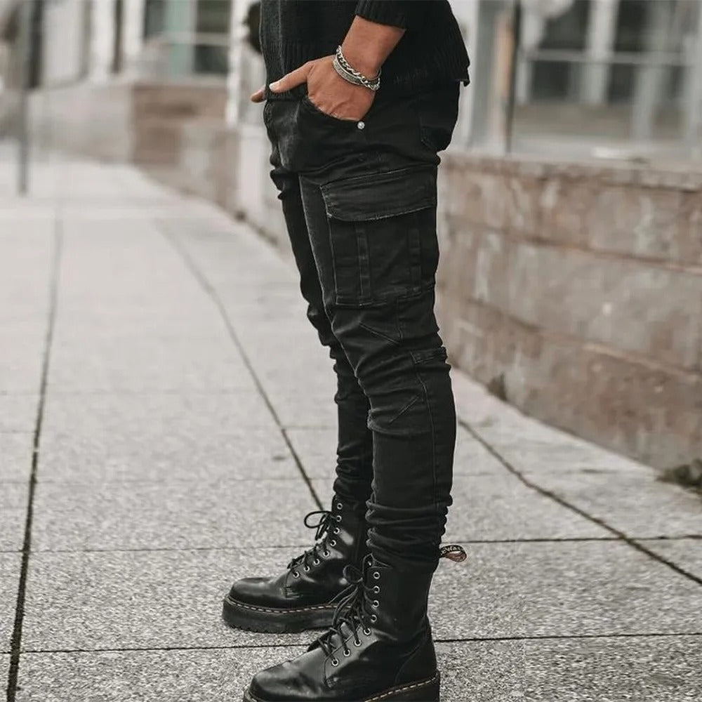 Menns blå elastiske cargobukser, full lengde. Komfortabel streetwear jeans med funksjonelle lommer og stil.