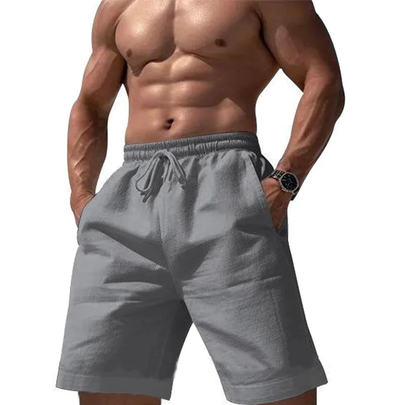 Nærbilde av elastiske herreshorts' myke stoff og justerbare snøring. Ideell for aktiv sommerbruk.