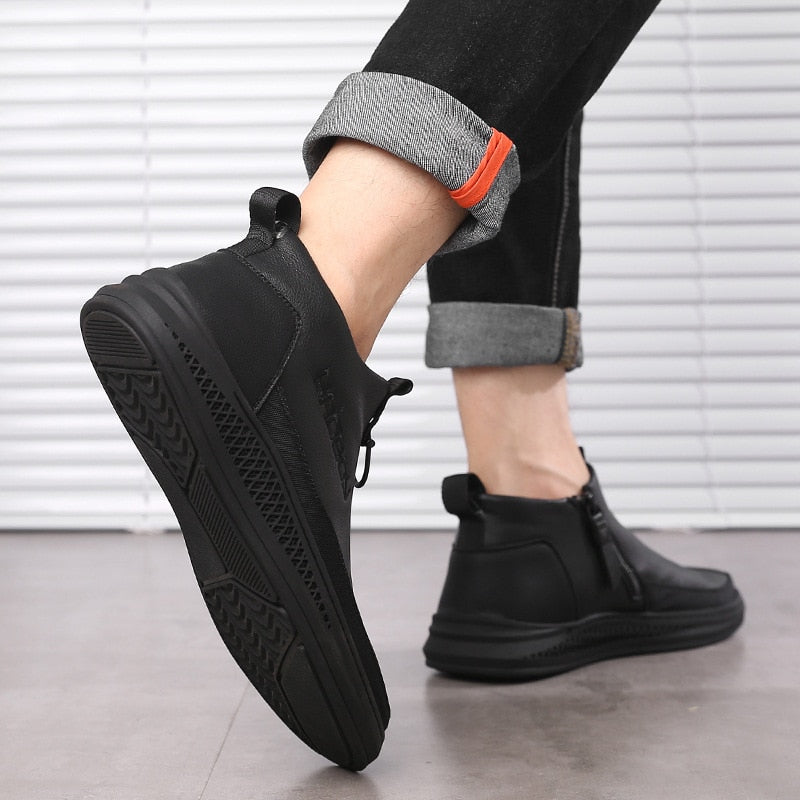 Nærbilde av en elegant slip-on ankelstøvel for menn, som viser skinntekstur og håndverksdetaljer.