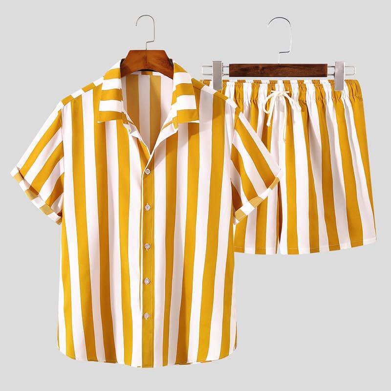 Menns elegante stripete sommersett i lett, pustende stoff. Perfekt fritidsantrekk for varme dager.